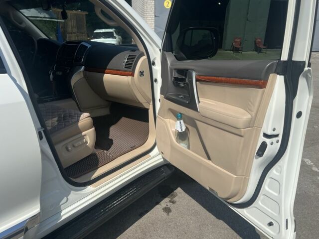 Белый Тойота Ленд Крузер 200, объемом двигателя 4.6 л и пробегом 257 тыс. км за 37000 $, фото 17 на Automoto.ua