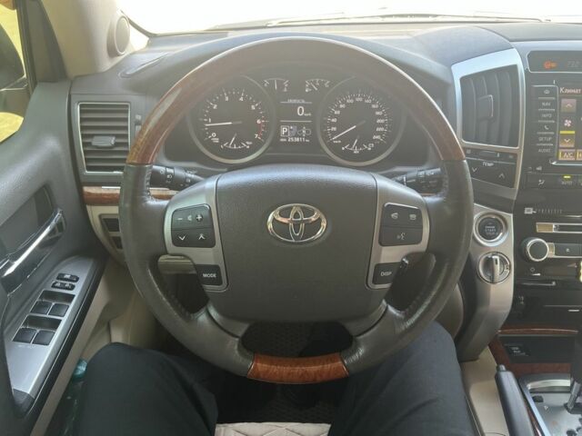 Белый Тойота Ленд Крузер 200, объемом двигателя 4.6 л и пробегом 257 тыс. км за 37000 $, фото 11 на Automoto.ua