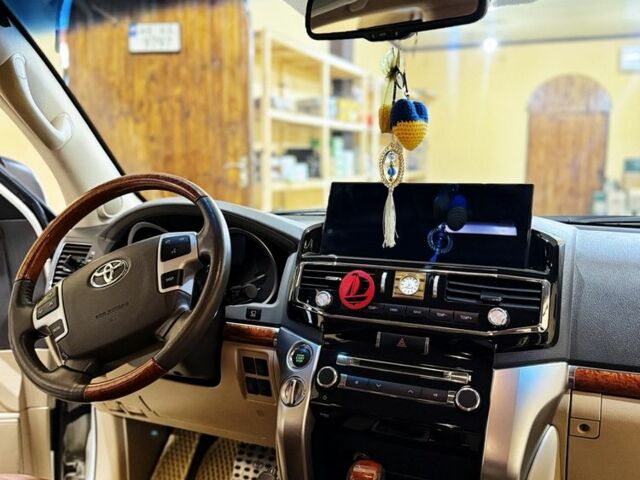 Білий Тойота Ленд Крузер 200, об'ємом двигуна 4.5 л та пробігом 143 тис. км за 38500 $, фото 2 на Automoto.ua