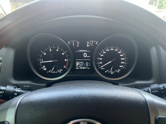 Белый Тойота Ленд Крузер 200, объемом двигателя 4.6 л и пробегом 257 тыс. км за 37000 $, фото 12 на Automoto.ua