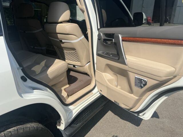 Белый Тойота Ленд Крузер 200, объемом двигателя 4.6 л и пробегом 257 тыс. км за 37000 $, фото 19 на Automoto.ua