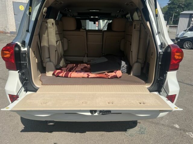 Белый Тойота Ленд Крузер 200, объемом двигателя 4.6 л и пробегом 257 тыс. км за 37000 $, фото 9 на Automoto.ua