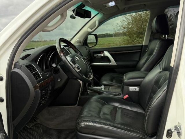 Белый Тойота Ленд Крузер 200, объемом двигателя 4.5 л и пробегом 127 тыс. км за 38095 $, фото 1 на Automoto.ua