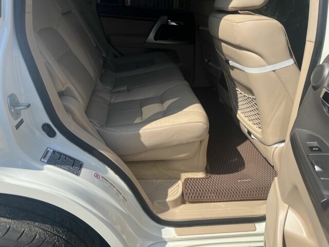 Белый Тойота Ленд Крузер 200, объемом двигателя 4.6 л и пробегом 257 тыс. км за 37000 $, фото 18 на Automoto.ua