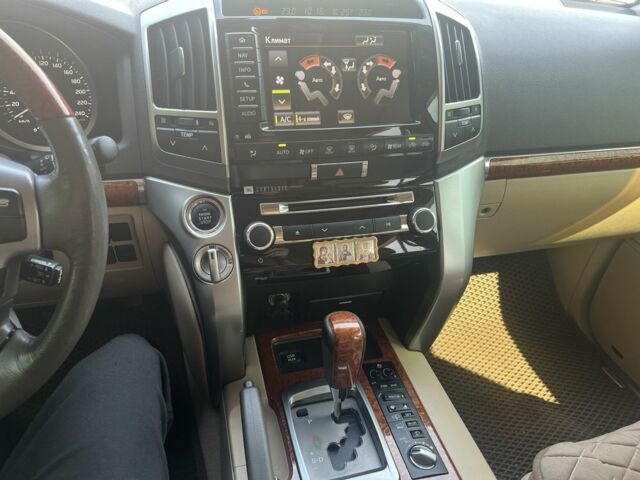 Белый Тойота Ленд Крузер 200, объемом двигателя 4.6 л и пробегом 257 тыс. км за 37000 $, фото 10 на Automoto.ua