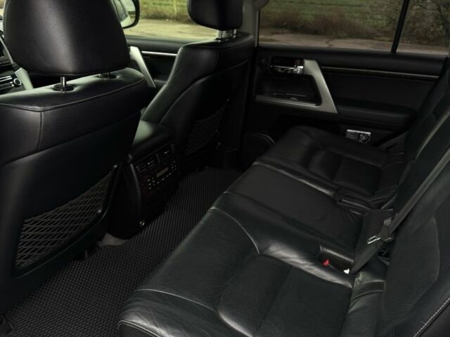 Белый Тойота Ленд Крузер 200, объемом двигателя 4.5 л и пробегом 127 тыс. км за 38095 $, фото 2 на Automoto.ua