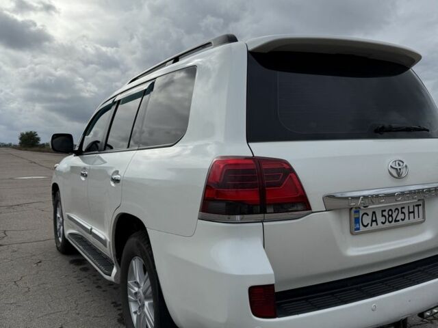 Белый Тойота Ленд Крузер 200, объемом двигателя 4.5 л и пробегом 127 тыс. км за 38095 $, фото 7 на Automoto.ua