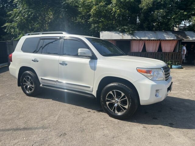 Белый Тойота Ленд Крузер 200, объемом двигателя 4.6 л и пробегом 257 тыс. км за 37000 $, фото 1 на Automoto.ua