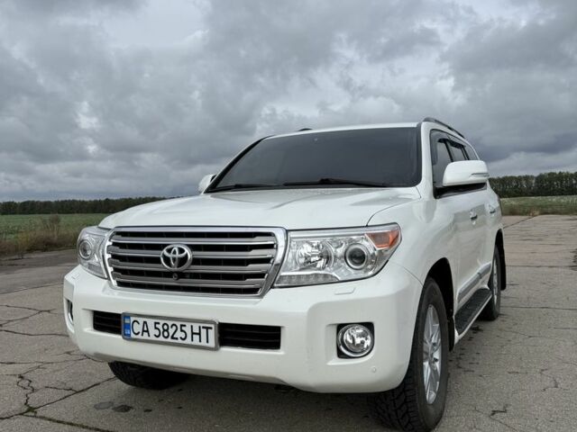 Белый Тойота Ленд Крузер 200, объемом двигателя 4.5 л и пробегом 127 тыс. км за 38095 $, фото 4 на Automoto.ua