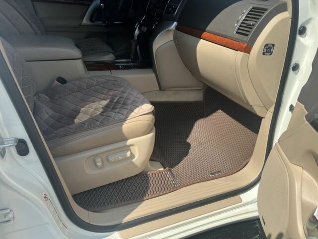 Белый Тойота Ленд Крузер 200, объемом двигателя 4.6 л и пробегом 257 тыс. км за 37000 $, фото 16 на Automoto.ua