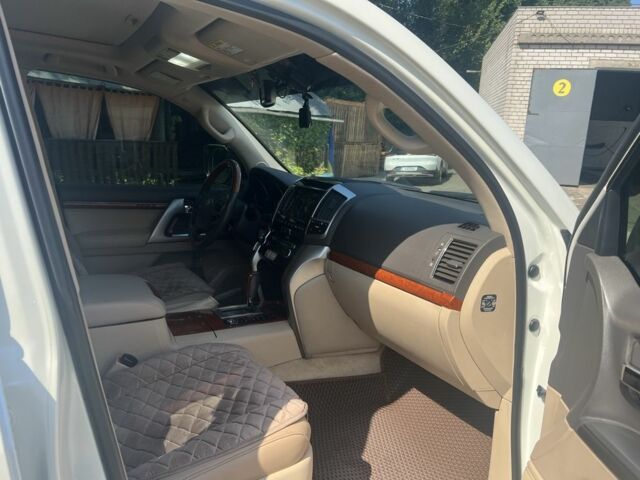 Белый Тойота Ленд Крузер 200, объемом двигателя 4.6 л и пробегом 257 тыс. км за 37000 $, фото 15 на Automoto.ua