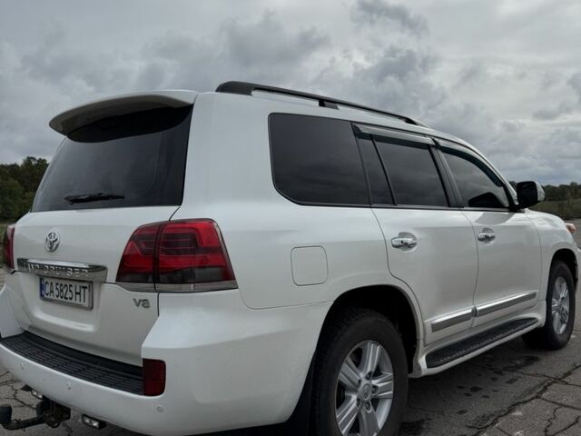 Белый Тойота Ленд Крузер 200, объемом двигателя 4.5 л и пробегом 127 тыс. км за 38095 $, фото 6 на Automoto.ua