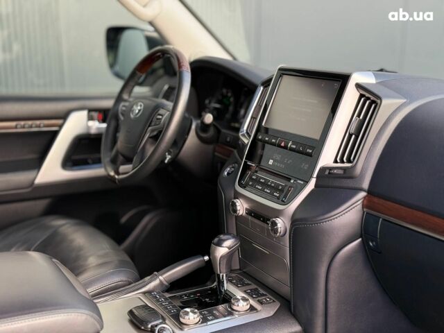 Белый Тойота Ленд Крузер 200, объемом двигателя 4.7 л и пробегом 145 тыс. км за 46590 $, фото 29 на Automoto.ua