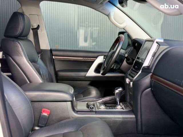 Белый Тойота Ленд Крузер 200, объемом двигателя 4.7 л и пробегом 145 тыс. км за 46590 $, фото 30 на Automoto.ua