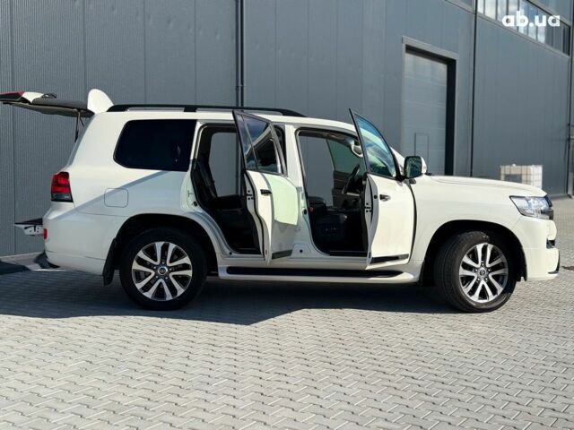 Белый Тойота Ленд Крузер 200, объемом двигателя 4.7 л и пробегом 145 тыс. км за 46590 $, фото 40 на Automoto.ua