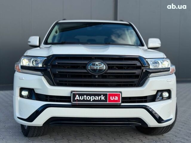 Белый Тойота Ленд Крузер 200, объемом двигателя 4.7 л и пробегом 145 тыс. км за 46590 $, фото 1 на Automoto.ua
