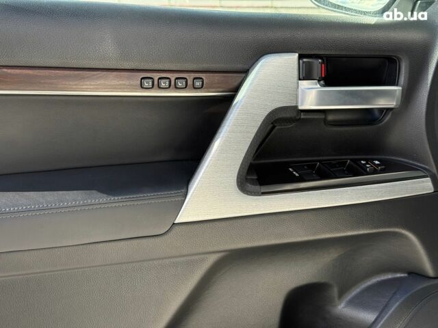 Белый Тойота Ленд Крузер 200, объемом двигателя 4.7 л и пробегом 145 тыс. км за 46590 $, фото 15 на Automoto.ua