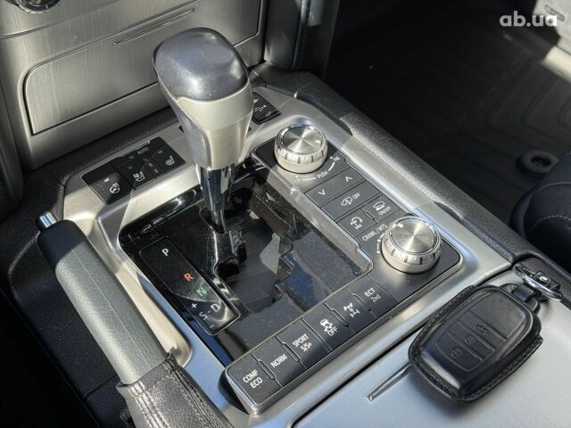 Белый Тойота Ленд Крузер 200, объемом двигателя 4.7 л и пробегом 145 тыс. км за 46590 $, фото 17 на Automoto.ua