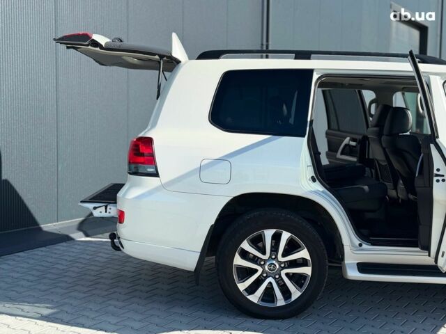 Белый Тойота Ленд Крузер 200, объемом двигателя 4.7 л и пробегом 145 тыс. км за 46590 $, фото 41 на Automoto.ua