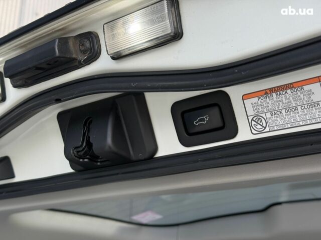 Белый Тойота Ленд Крузер 200, объемом двигателя 4.7 л и пробегом 145 тыс. км за 46590 $, фото 35 на Automoto.ua