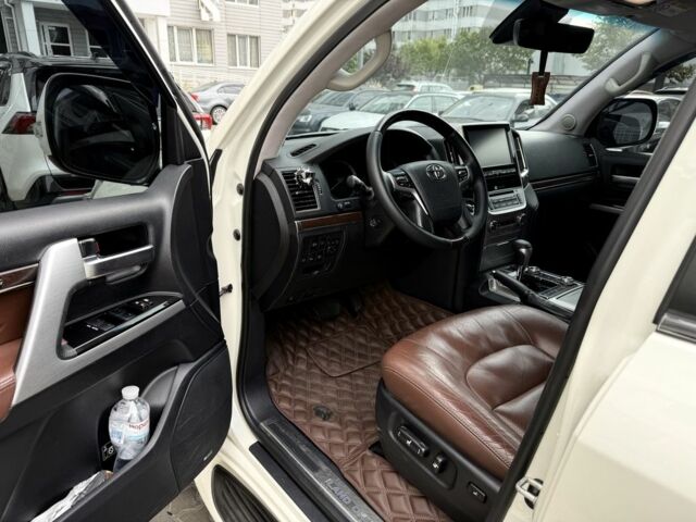 Белый Тойота Ленд Крузер 200, объемом двигателя 4.5 л и пробегом 260 тыс. км за 43500 $, фото 5 на Automoto.ua