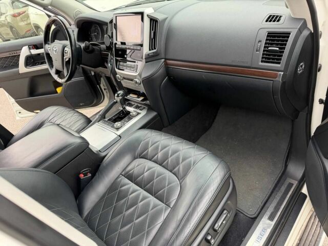 Белый Тойота Ленд Крузер 200, объемом двигателя 4.5 л и пробегом 167 тыс. км за 46800 $, фото 6 на Automoto.ua