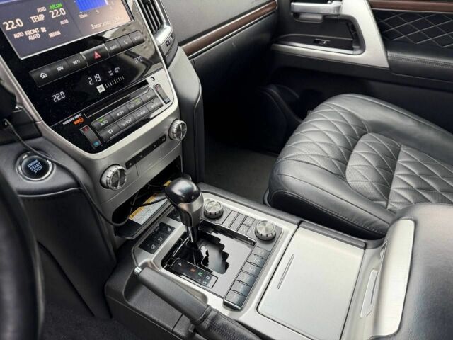 Белый Тойота Ленд Крузер 200, объемом двигателя 4.5 л и пробегом 167 тыс. км за 46800 $, фото 7 на Automoto.ua