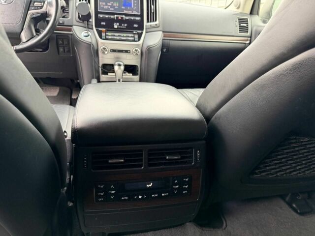 Белый Тойота Ленд Крузер 200, объемом двигателя 4.5 л и пробегом 167 тыс. км за 46500 $, фото 4 на Automoto.ua