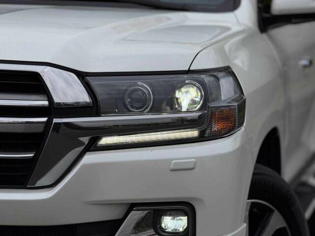 Белый Тойота Ленд Крузер 200, объемом двигателя 4.5 л и пробегом 205 тыс. км за 53500 $, фото 3 на Automoto.ua