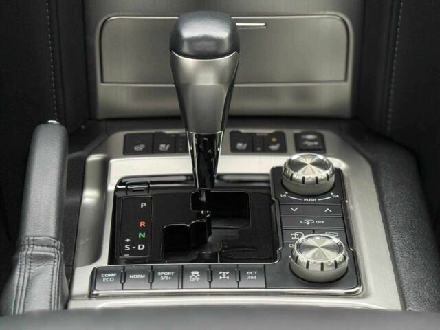 Белый Тойота Ленд Крузер 200, объемом двигателя 4.5 л и пробегом 205 тыс. км за 53500 $, фото 20 на Automoto.ua