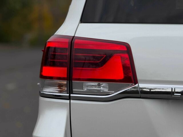 Белый Тойота Ленд Крузер 200, объемом двигателя 4.5 л и пробегом 205 тыс. км за 53500 $, фото 10 на Automoto.ua