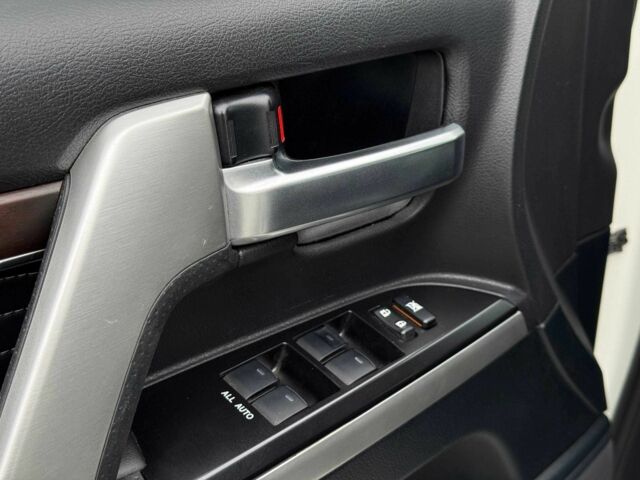 Белый Тойота Ленд Крузер 200, объемом двигателя 4.5 л и пробегом 205 тыс. км за 53500 $, фото 16 на Automoto.ua