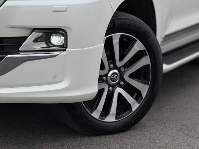 Белый Тойота Ленд Крузер 200, объемом двигателя 4.5 л и пробегом 205 тыс. км за 53500 $, фото 4 на Automoto.ua