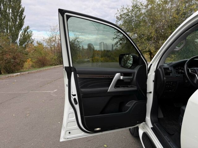 Белый Тойота Ленд Крузер 200, объемом двигателя 4.5 л и пробегом 205 тыс. км за 53500 $, фото 14 на Automoto.ua