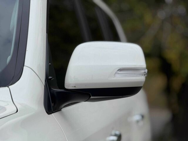 Белый Тойота Ленд Крузер 200, объемом двигателя 4.5 л и пробегом 205 тыс. км за 53500 $, фото 5 на Automoto.ua