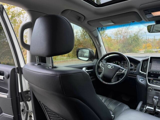 Белый Тойота Ленд Крузер 200, объемом двигателя 4.5 л и пробегом 205 тыс. км за 53500 $, фото 21 на Automoto.ua