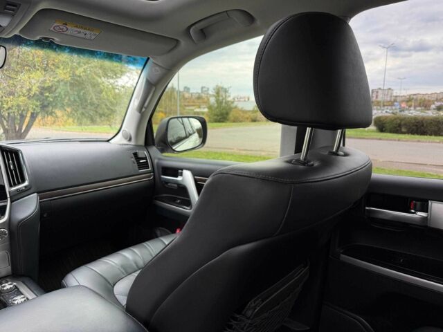 Белый Тойота Ленд Крузер 200, объемом двигателя 4.5 л и пробегом 205 тыс. км за 53500 $, фото 22 на Automoto.ua