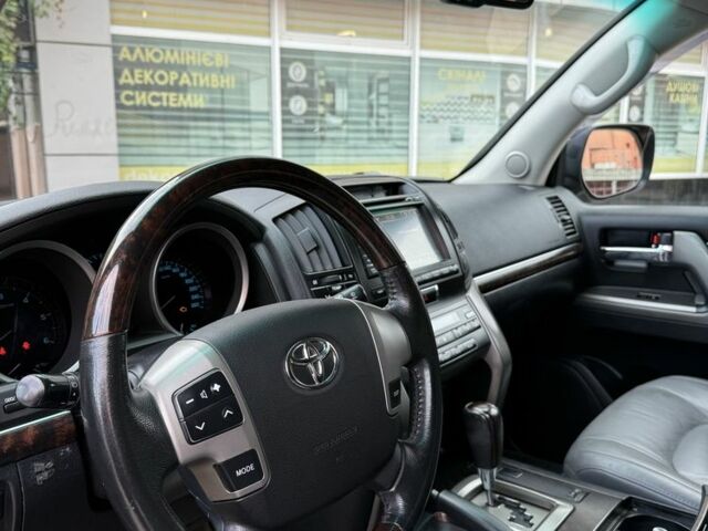 Бежевый Тойота Ленд Крузер 200, объемом двигателя 4.5 л и пробегом 300 тыс. км за 23200 $, фото 3 на Automoto.ua