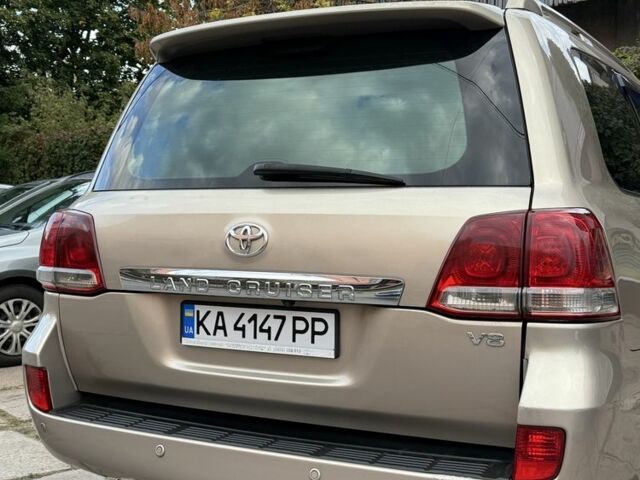 Бежевый Тойота Ленд Крузер 200, объемом двигателя 4.5 л и пробегом 300 тыс. км за 23200 $, фото 1 на Automoto.ua
