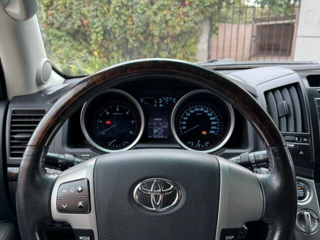 Бежевый Тойота Ленд Крузер 200, объемом двигателя 4.5 л и пробегом 300 тыс. км за 23200 $, фото 4 на Automoto.ua