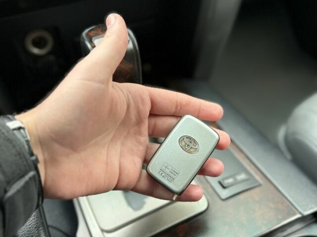 Бежевый Тойота Ленд Крузер 200, объемом двигателя 4.5 л и пробегом 300 тыс. км за 23200 $, фото 7 на Automoto.ua