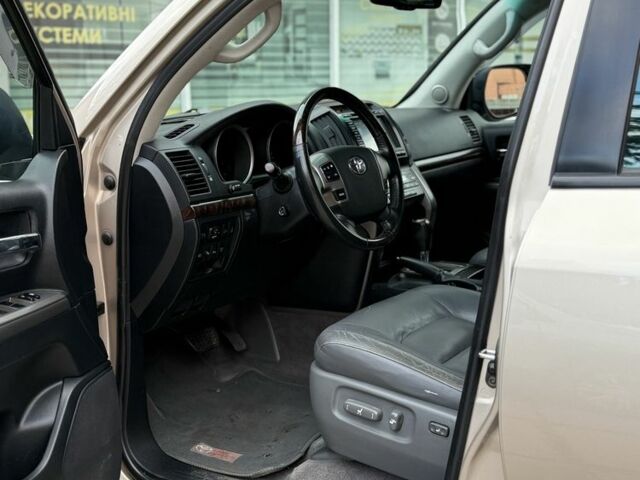 Бежевый Тойота Ленд Крузер 200, объемом двигателя 4.5 л и пробегом 300 тыс. км за 23200 $, фото 2 на Automoto.ua