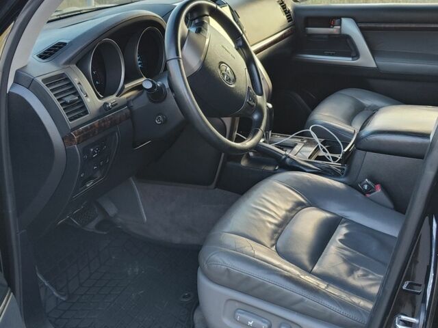 Черный Тойота Ленд Крузер 200, объемом двигателя 4.5 л и пробегом 300 тыс. км за 24000 $, фото 4 на Automoto.ua