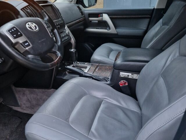 Черный Тойота Ленд Крузер 200, объемом двигателя 4.5 л и пробегом 320 тыс. км за 23500 $, фото 3 на Automoto.ua