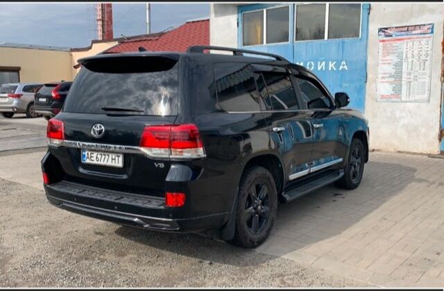 Черный Тойота Ленд Крузер 200, объемом двигателя 4.5 л и пробегом 220 тыс. км за 54994 $, фото 6 на Automoto.ua