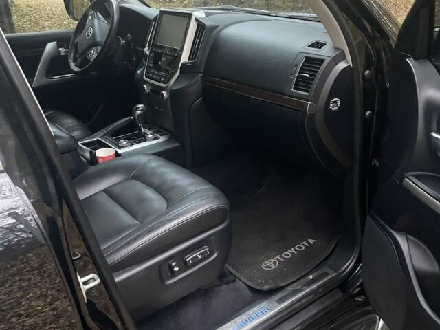 Черный Тойота Ленд Крузер 200, объемом двигателя 4.5 л и пробегом 240 тыс. км за 45000 $, фото 1 на Automoto.ua