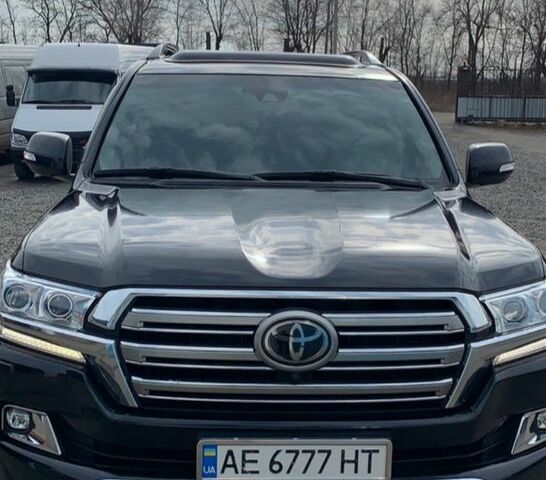 Черный Тойота Ленд Крузер 200, объемом двигателя 4.5 л и пробегом 220 тыс. км за 54994 $, фото 1 на Automoto.ua