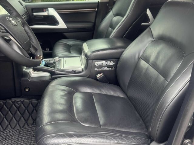 Черный Тойота Ленд Крузер 200, объемом двигателя 4.5 л и пробегом 217 тыс. км за 46400 $, фото 19 на Automoto.ua