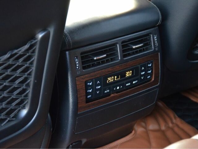 Черный Тойота Ленд Крузер 200, объемом двигателя 4.6 л и пробегом 137 тыс. км за 57500 $, фото 10 на Automoto.ua