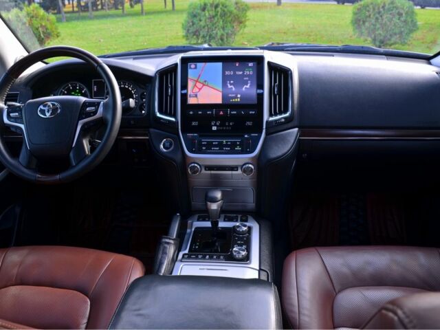 Черный Тойота Ленд Крузер 200, объемом двигателя 4.6 л и пробегом 137 тыс. км за 57500 $, фото 12 на Automoto.ua